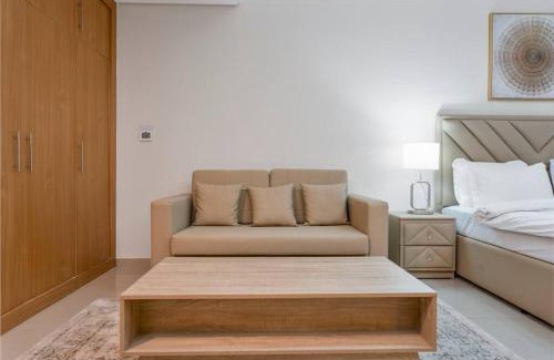 Al Barsha Apartamento | Chic Studio Stay with Gym, Pool, and Kitchenette