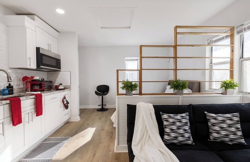 Harper Woods Apartamento | Chic studio with AC and WiFi in superb Harper Woods