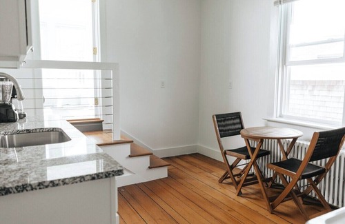 Yachting Village Apartamento | CHIC Thames Str. Deck Harbor Views free parking