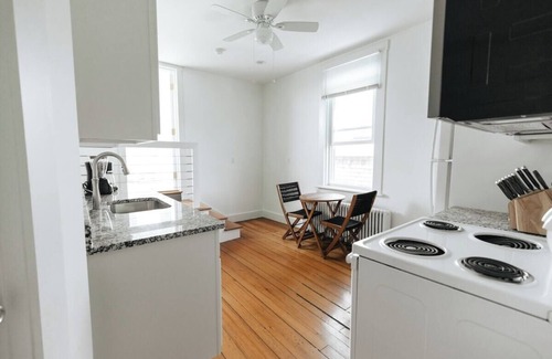 Yachting Village Apartamento | CHIC Thames Str. Deck Harbor Views free parking