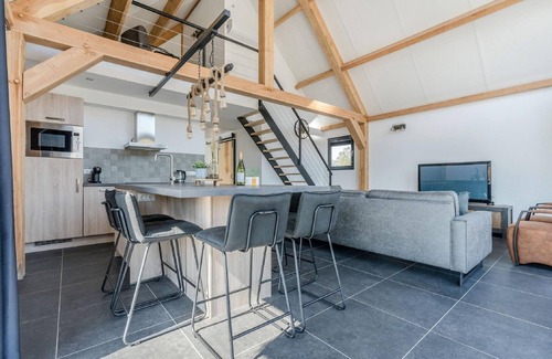 Baarle-Nassau Casa | Estancia elegante con techo de paja