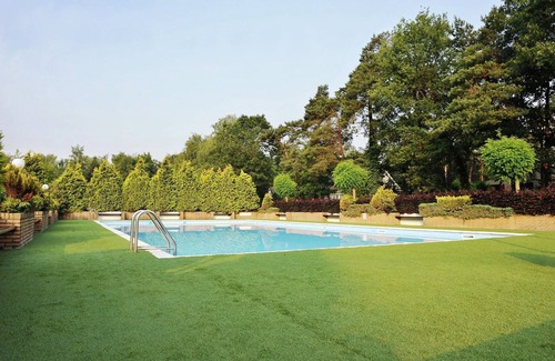 Baarle-Nassau Casa | Estancia elegante con techo de paja