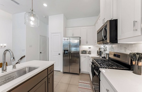 Lewisville Casa | Chic Townhome: Arcade Games, EV Charging, Putting Green, & Luxury Decor!