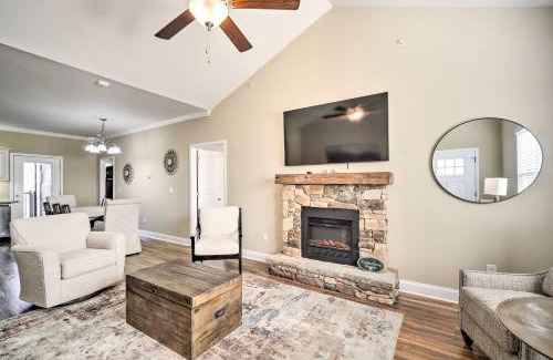 Townsend Apartamento | Chic Townsend Condo with Saltwater Pool!