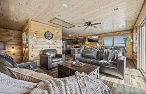Sevierville Casa | Chic Treehouse Cabin with View