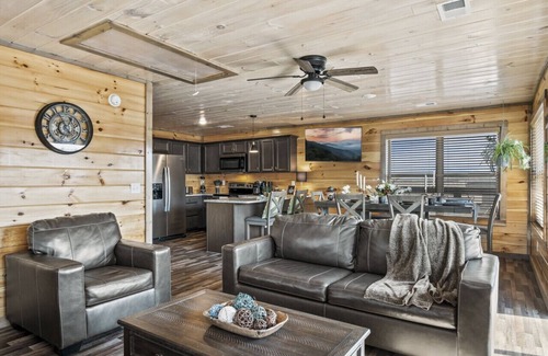 Sevierville Casa | Chic Treehouse Cabin with View