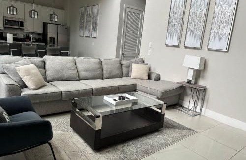 Coffeyville Casa | Chic Two Story Orlando Condo Near Disney