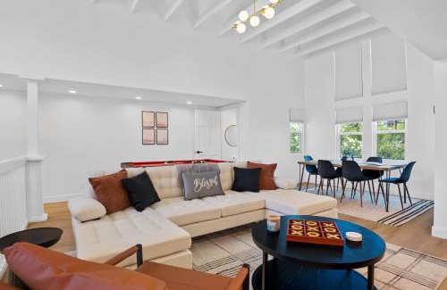 Camelback East Casa | Chic Uptown Phoenix Home - Pool Table & Perfect Location
