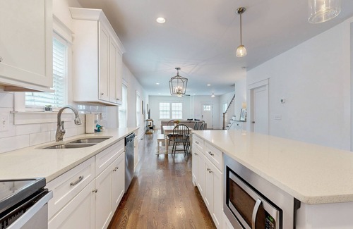 Woodbine Condominio | Chic Urban Getaway Brand-New Condo w/ Patio, Minutes to Nashville Hot Spots
