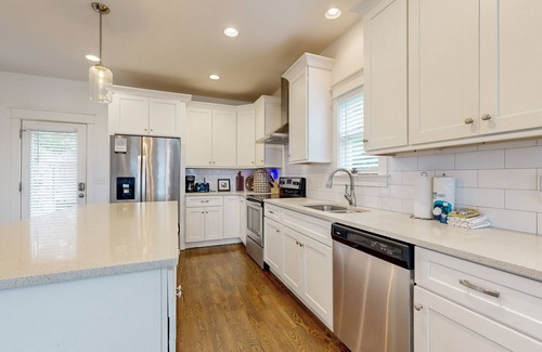 Woodbine Condominio | Chic Urban Getaway Brand-New Condo w/ Patio, Minutes to Nashville Hot Spots