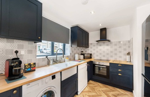 Hanham Casa | Chic Urban Haven with Double Bed House