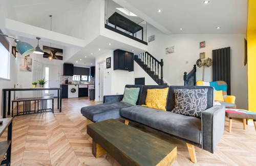 Hanham Casa | Chic Urban Haven with Double Bed House