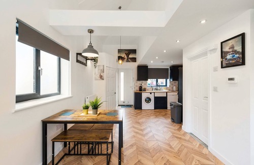 Hanham Casa | Chic Urban Haven with Double Bed House
