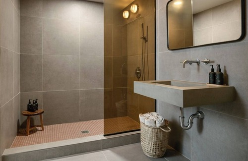 East Bank Hotel | Chic Urban Retreat: Premium 1 Bedroom Suite in the Heart of Music City