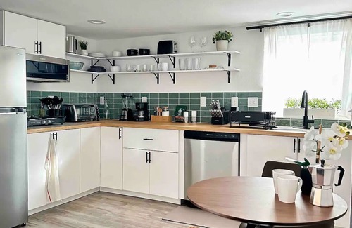 Richmond Casa | Chic urban retreat within the vibrant Hawthorne / Richmond neighborhood