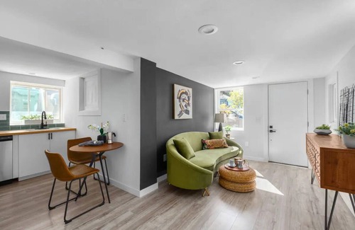 Richmond Casa | Chic urban retreat within the vibrant Hawthorne / Richmond neighborhood