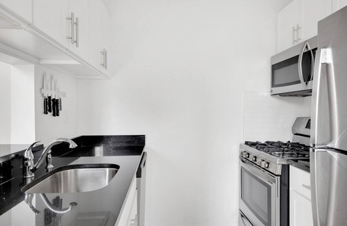 Lincoln Square Apartamento | Chic UWS 2BR w/ Gym, Elevator & DM, near Lincoln Center, by Blueground