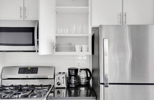 Lincoln Square Apartamento | Chic UWS 2BR w/ Gym, Elevator & DM, near Lincoln Center, by Blueground