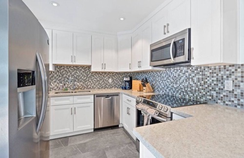Victoria Park Casa | Chic Victoria Park Villa- 3BR-2BA w/ Heated Pool & Spa
