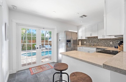 Victoria Park Casa | Chic Victoria Park Villa- 3BR-2BA w/ Heated Pool & Spa