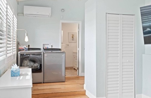 Victoria Park Casa | Chic Victoria Park Villa- 3BR-2BA w/ Heated Pool & Spa
