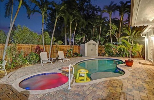 Victoria Park Casa | Chic Victoria Park Villa with Heated Pool and Spa