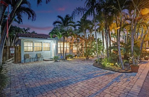 Victoria Park Casa | Chic Victoria Park Villa with Heated Pool and Spa