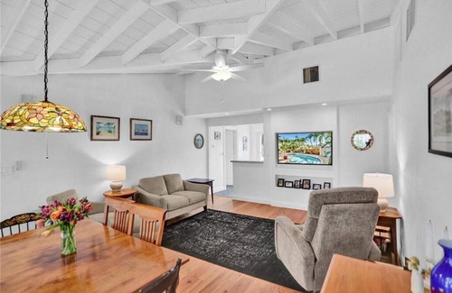 Victoria Park Casa | Chic Victoria Park Villa with Heated Pool and Spa