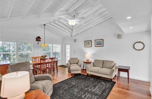 Victoria Park Casa | Chic Victoria Park Villa with Heated Pool and Spa