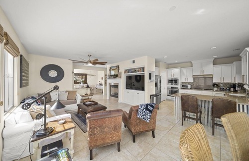 Terra Lago Casa | 🏝️Chic villa on the lake! 3 bed 3 bath, Golf, bbq & fun in the sun 🌵🏝️🍦👙