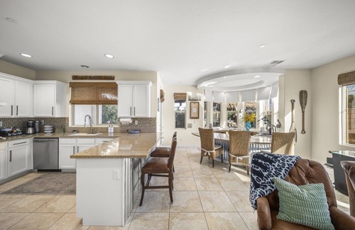 Terra Lago Casa | 🏝️Chic villa on the lake! 3 bed 3 bath, Golf, bbq & fun in the sun 🌵🏝️🍦👙