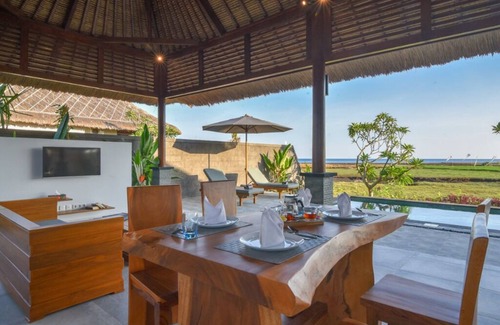 Banjartegehe Villa | Chic villa with 1 bedroom private pool access to beach