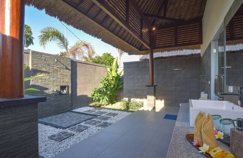 Banjartegehe Villa | Chic villa with 1 bedroom private pool access to beach