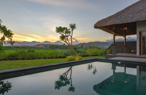 Banjartegehe Villa | Chic villa with 1 bedroom private pool access to beach