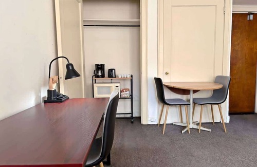 Gold Coast Apartamento | Chic Vintage Studio in the Gold Coast