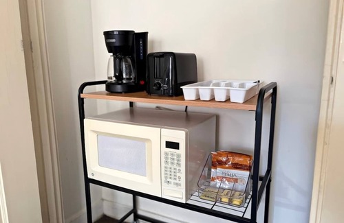 Gold Coast Apartamento | Chic Vintage Studio in the Gold Coast