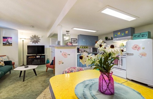 Northwest Calgary Apartamento | Chic Vintage Suite Close to Airport & Downtown