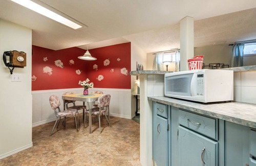 Northwest Calgary Apartamento | Chic Vintage Suite Close to Airport & Downtown