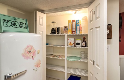 Northwest Calgary Apartamento | Chic Vintage Suite Close to Airport & Downtown