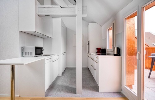 Vorstadte Apartamento | Chic Vorstädte 2.5 Room w/ W/D & Storage, 2 min to Market, by Blueground