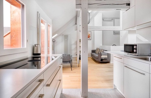 Vorstadte Apartamento | Chic Vorstädte 2.5 Room w/ W/D & Storage, 2 min to Market, by Blueground