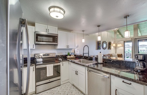 Waikoloa Apartamento | Chic Waikoloa Condo w/ Lanai + Complex Pools!
