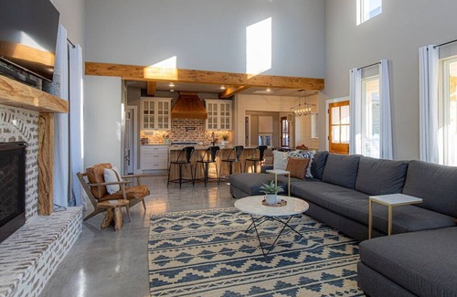 Kingsland Casa | Chic Waterfront Farmhouse + Pool + Game Room - Fun!