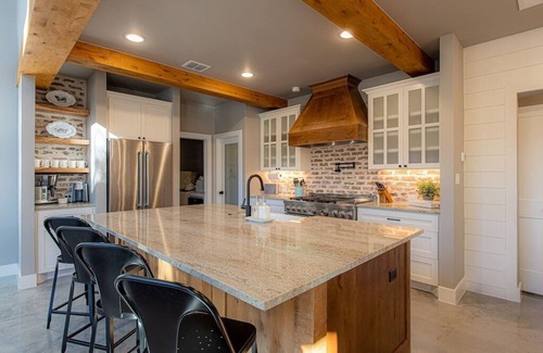 Kingsland Casa | Chic Waterfront Farmhouse + Pool + Game Room - Fun!