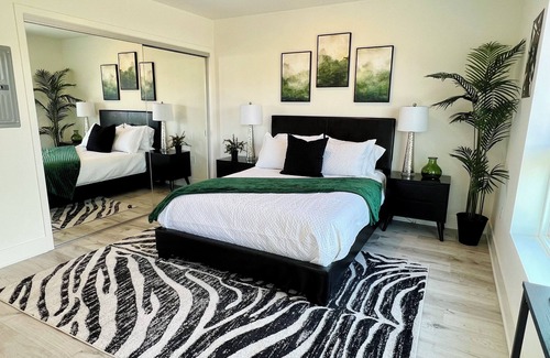 Westwood Hotel | Chic Westwood Century City 2 BR Apt, w/ Parking!