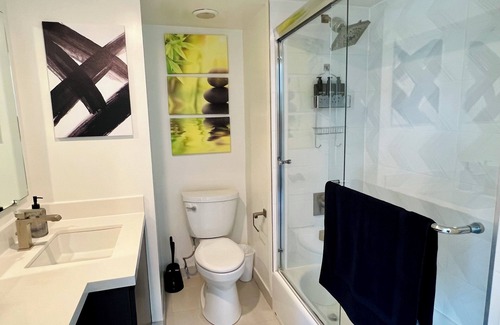 Westwood Hotel | Chic Westwood Century City 2 BR Apt, w/ Parking!