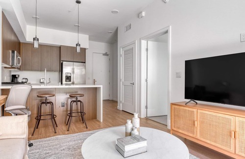 Warner Center Apartamento | Chic Woodland Hills 1BR w/ Pool & Gym, near Warner Center, by Blueground