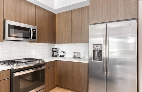 Warner Center Apartamento | Chic Woodland Hills 1BR w/ Pool & Gym, near Warner Center, by Blueground