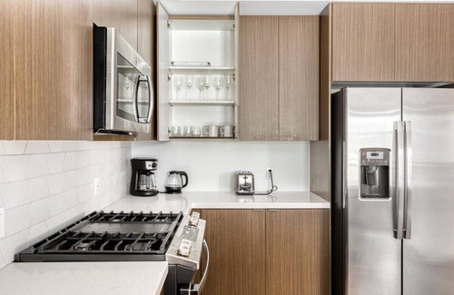 Warner Center Apartamento | Chic Woodland Hills 1BR w/ Pool & Gym, near Warner Center, by Blueground