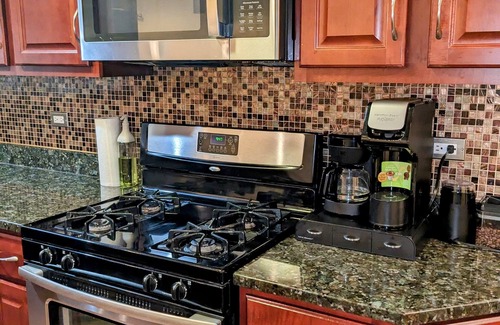 Belmont Cragin Casa | Lux Chicago Home- 6 bd 4 ba- 2 car garage. 25 mins to downtown.